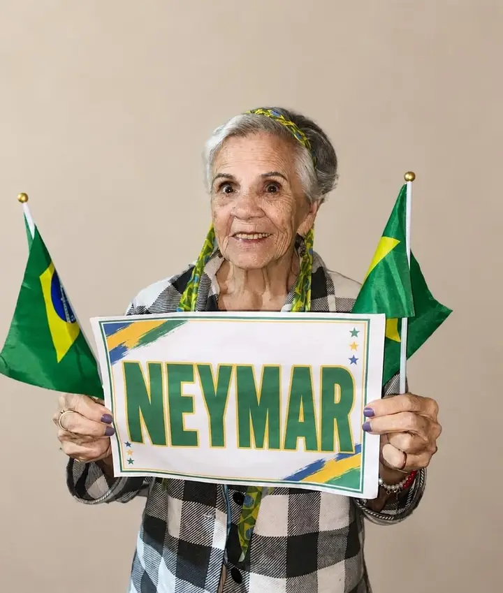 Residente torcendo pelo Brasil na Copa do Mundo 2026, com adereços verde e amarelo e um cartaz com o nome de Neymar