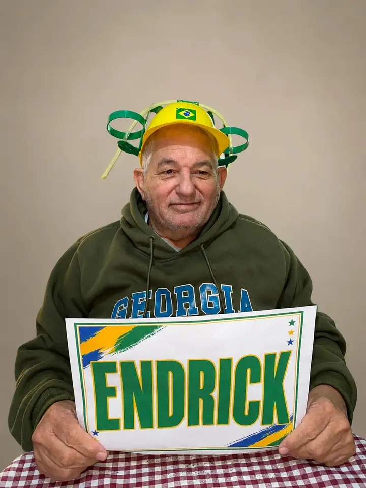 Residente torcendo pelo Brasil na Copa do Mundo 2026, com adereços verde e amarelo e um cartaz com o nome de Endrick