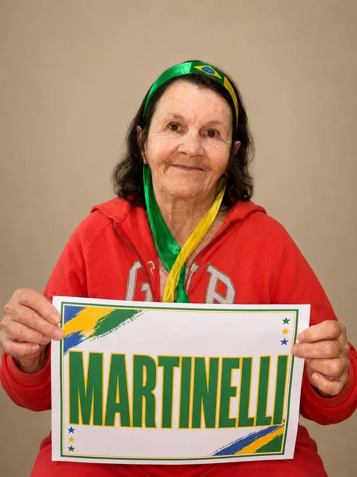 Residente torcendo pelo Brasil na Copa do Mundo 2026, com adereços verde e amarelo e um cartaz com o nome de Martinelli
